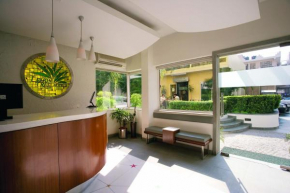  Lemon Tree Hotel, Udyog Vihar, Gurugram  Сектор 8